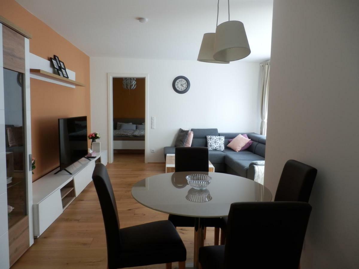 Spacious, Modern 1-Bdrm Apt Near Vic & Austria Ctr Apartment Wina Bagian luar foto