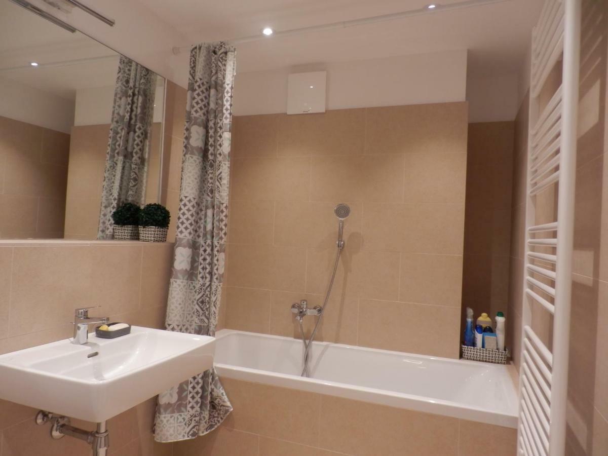 Spacious, Modern 1-Bdrm Apt Near Vic & Austria Ctr Apartment Wina Bagian luar foto