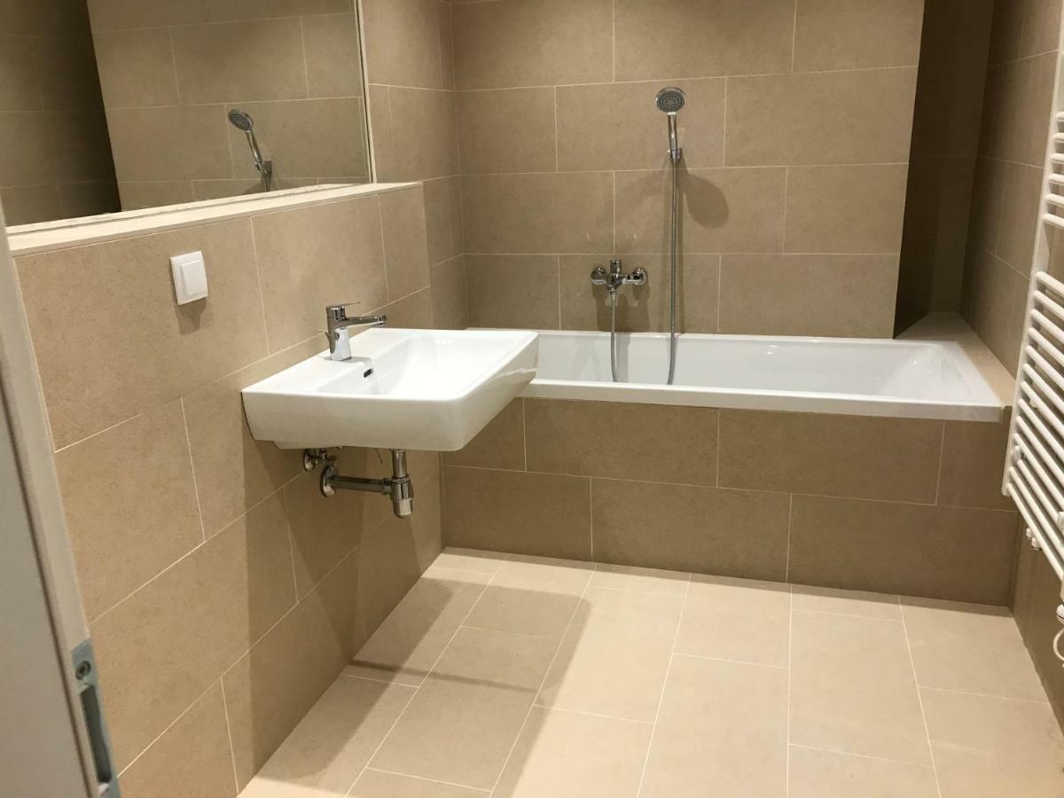 Spacious, Modern 1-Bdrm Apt Near Vic & Austria Ctr Apartment Wina Bagian luar foto