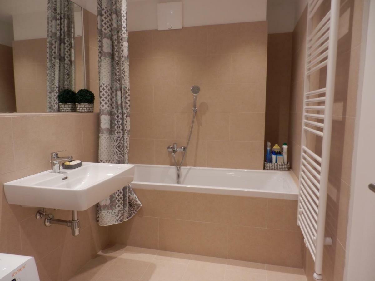 Spacious, Modern 1-Bdrm Apt Near Vic & Austria Ctr Apartment Wina Bagian luar foto