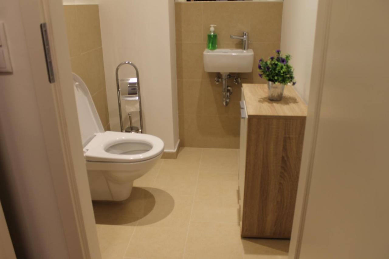 Spacious, Modern 1-Bdrm Apt Near Vic & Austria Ctr Apartment Wina Bagian luar foto