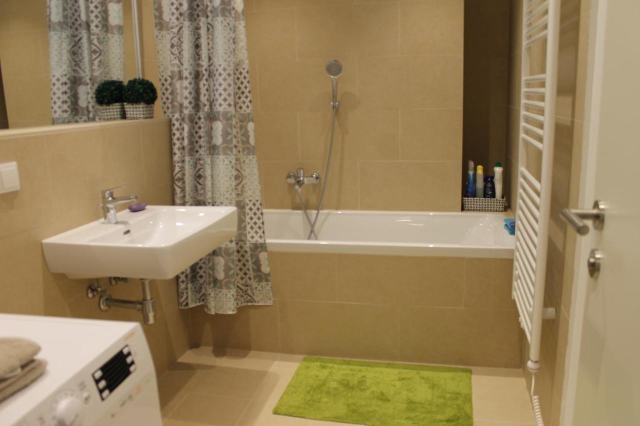 Spacious, Modern 1-Bdrm Apt Near Vic & Austria Ctr Apartment Wina Bagian luar foto
